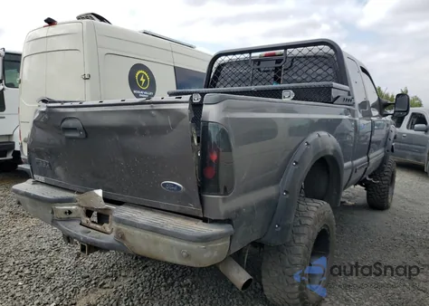 2002 Ford F350 Srw Super Duty z USA, uszkodzony, nr VIN 1FTSX31F42EC63736